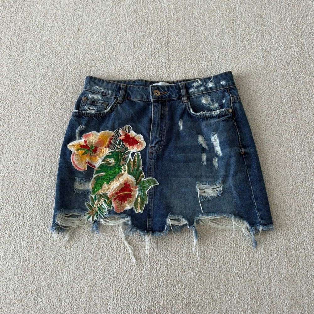 Zara Trafaluc Distressed Denim Mini Skirt size small - Hibiscus Floral Sequin